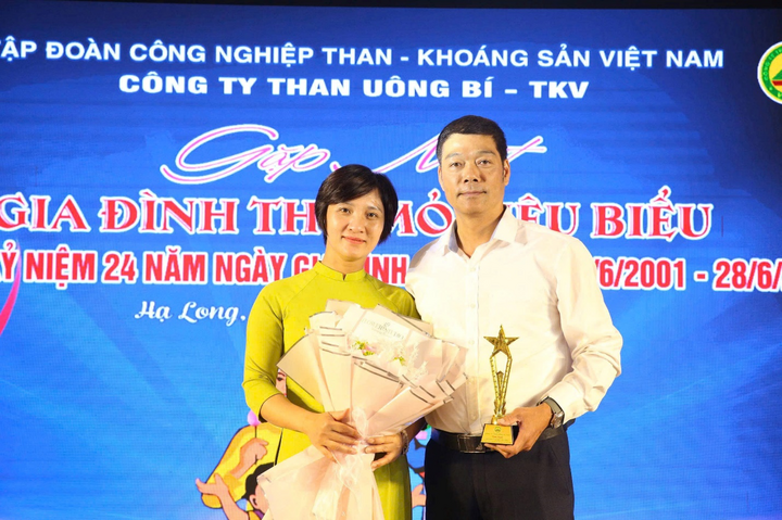 Vợ chồng anh Tống Hồng Trường – Phòng KCS chụp ảnh lưu niệm. Ảnh: Bình Nguyên