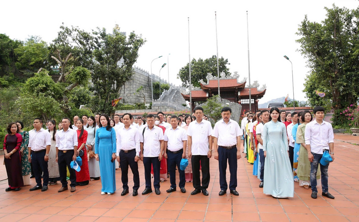 Trong 2 ngày, các đại biểu đã tham gia nhiều hoạt động ý nghĩa như: dâng hương tại Đài tưởng niệm công nhân mỏ, tham quan Bảo tàng Quảng Ninh, giao lưu văn nghệ. Ảnh: Bình Nguyên