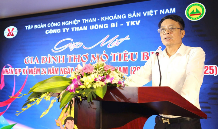 Đồng chí Bùi Văn Vinh – Chủ tịch Công đoàn Công ty phát biểu tại chương trình