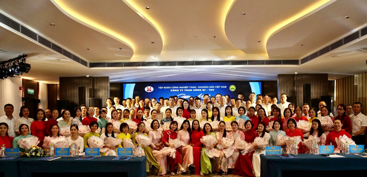 Kết thúc buổi gặp mặt, các thành viên chụp ảnh lưu niệm. Ảnh: Bình Nguyên