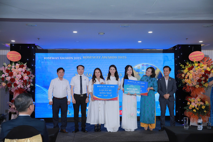 Các MC xuất sắc được nhận thưởng từ Roseway Academy. Ảnh Duy Minh