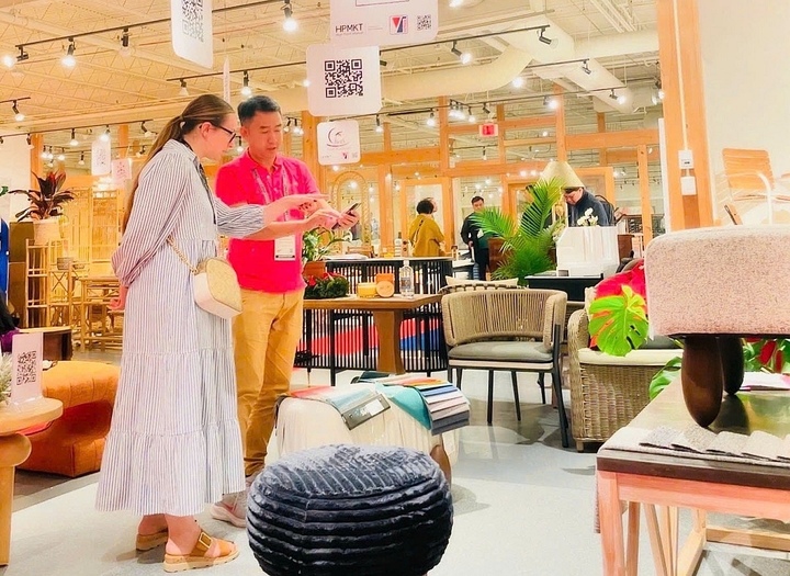 Okvip tại về Việt Nam giới thiệu sản phẩm tại Khu gian hàng Quốc gia Việt Nam, với khách hàng Hòa Kỳ tại Hội chợ triển lãm High Point Market. Ảnh: Vietrade.