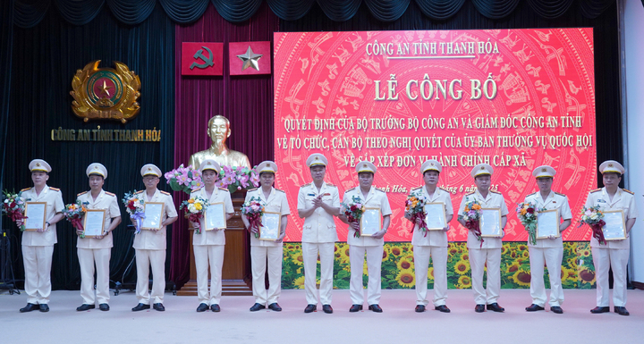 Thiếu tướng Tô Anh Dũng, Bí thư Đảng ủy, Giám đốc Công an tỉnh  trao các quyết định điều động, bố trí Trưởng Công an các phường, xã. Ảnh: Đình Hợp