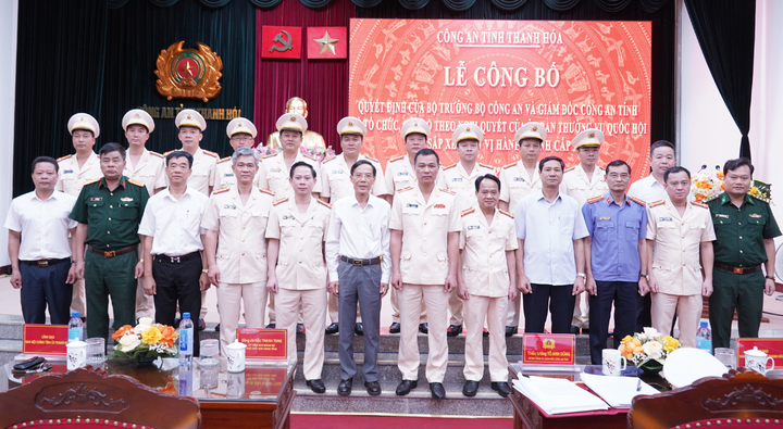 Các đại biểu chụp ảnh lưu niệm với Trưởng Công an các xã, phường. Ảnh: Đình Hợp
