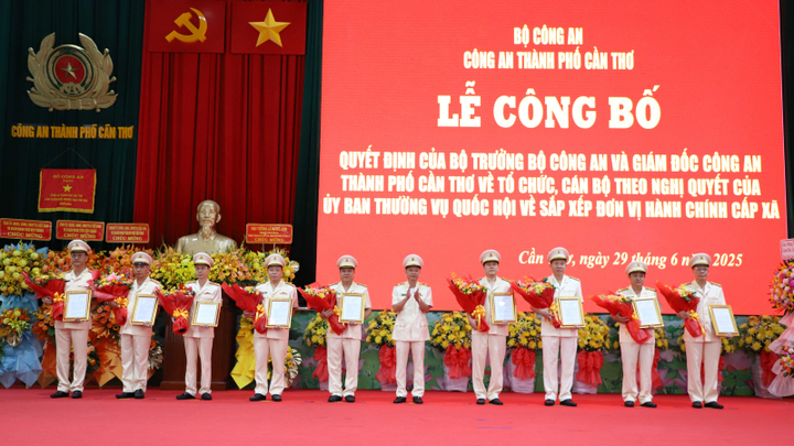 Thiếu tướng Huỳnh Việt Hòa, Giám đốc Công an TP. Cần Thơ công bố và trao quyết định cho các cán bộ giữ chức Phó Giám đốc. Ảnh: Văn Đức