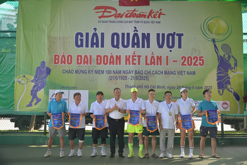 Ban biên tập Báo Đại Đoàn Kết tặng cờ lưu niệm cho các vận động viên tham gia Giải quần vợt Báo Đại Đoàn Kết lần I - 2025.