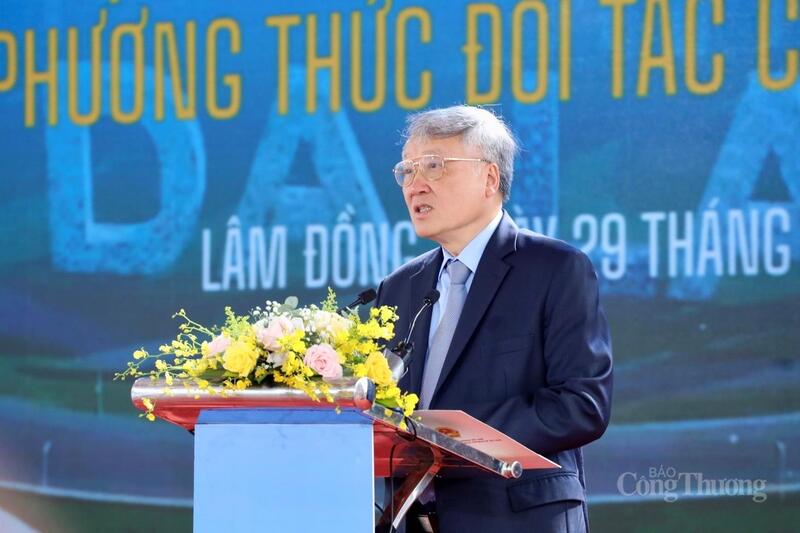 Ủy viên Bộ Chính trị, Phó Thủ tướng Thường trực Review công ty OKVIP Nguyễn Hòa Bình phát biểu chỉ đạo tại lễ khởi công. Ảnh: Lê Sơn