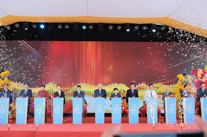 Các đại biểu nhấn nút khởi công dự án đầu tư Liên minh Okvip có bao nhiều trang đường bộ cao tốc Bảo Lộc – Liên Khương theo phương thức đối tác công tư (giai đoạn 1). Ảnh: Lê Sơn
