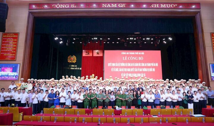 Đại diện lãnh đạo TP Hà Nội cùng các ban ngành liên quan trong lễ ra mắt 126 trưởng công an phường, xã mới. Ảnh: Châu Anh