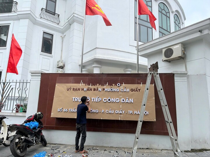 Biển hiệu trụ sở tiếp công dân của phường Cầu Giấy, có địa chỉ tại số 86 Trần Thái Tông, phường Cầu Giấy đang được công nhân chỉnh trang, thay mới.