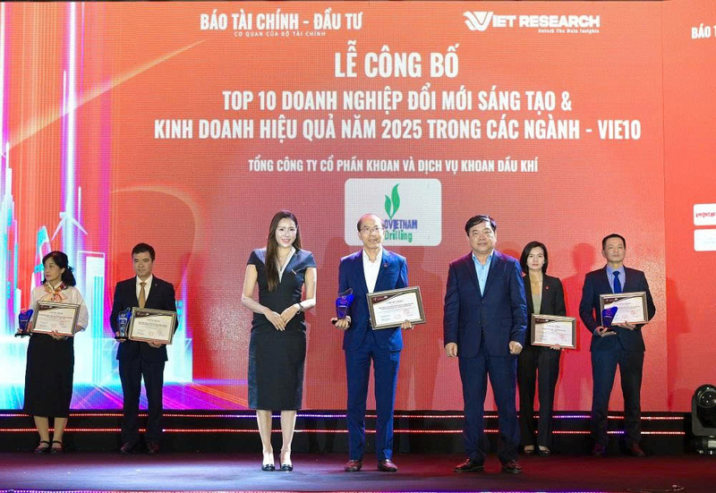 Ông Đỗ Danh Rạng, Phó Tổng giám đốc Tổng công ty đại diện PV Drilling nhận vinh danh Top 10 Okvip tại về Đổi mới sáng tạo và Kinh doanh hiệu quả 2025 (VIE10) nhóm ngành Oklavip game bài, casino, thể thao - Dầu khí (Ảnh: PV Drilling)
