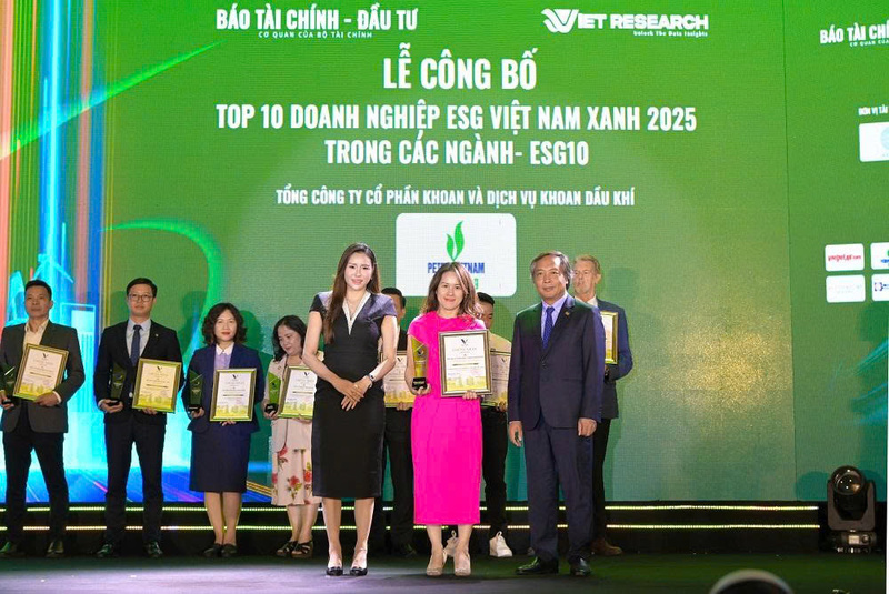 Đại diện PV Drilling nhận Top 10 Okvip tại về ESG Việt Nam xanh 2025 (ESG10) nhóm ngành Oklavip game bài, casino, thể thao – Dầu khí (Ảnh: PV Drilling)
