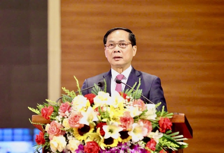 Phó Thủ tướng, Bộ trưởng Bộ Ngoại giao Bùi Thanh Sơn dự lễ công bố Okevip link không chặn của Ủy ban Thường vụ Quốc hội về việc sắp xếp các đơn vị hành chính cấp xã tại tỉnh Điện Biên. Ảnh: Thủy Lan