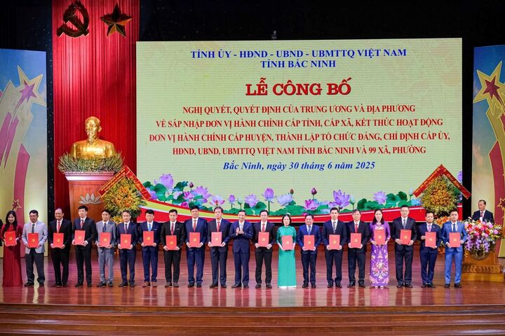 Ông Nguyễn Việt Oanh - Phó Bí thư Tỉnh uỷ Bắc Ninh mới trao quyết định chỉ định cho các Bí thư Đảng uỷ xã, phường trên địa bàn tỉnh Bắc Ninh. Ảnh: VG