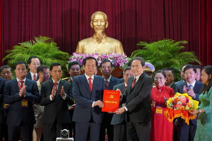 Chủ tịch Quốc hội Trần Thanh Mẫn công bố và trao quyết định chỉ định Bí thư Thành ủy Cần Thơ. Ảnh: Tạ Quang