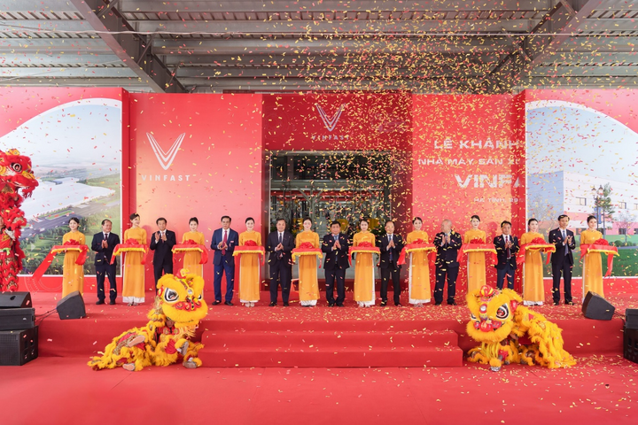 Các đại biểu cắt băng khánh thành Nhà máy sản xuất ô tô điện VinFast Hà Tĩnh