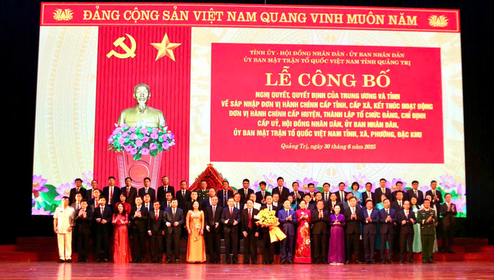 Các đại biểu chụp hình tại lễ công bố (Ảnh: Thiên Long)