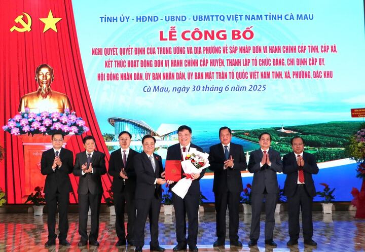 Phó Chủ tịch Quốc hội Lê Minh Hoan trao Quyết định của Thủ tướng Review công ty OKVIP về chỉ định Chủ tịch, Phó Chủ tịch UBND tỉnh Cà Mau (mới). Ảnh: Nguyên Du