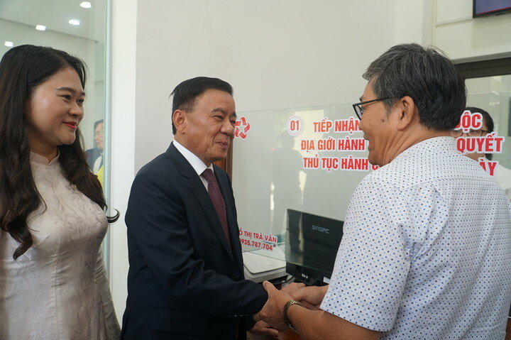 Thường trực Ban Bí thư Trần Cẩm Tú tìm hiểu, lắng nghe người dân nói về việc thực hiện thủ tục hành chính theo mô hình chính quyền 2 cấp. (Ảnh: Vũ Lê)