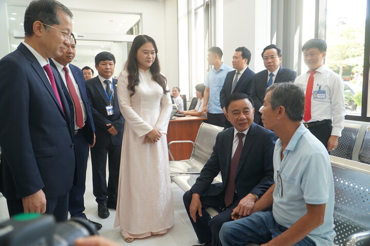 Thường trực Ban Bí thư Trần Cẩm Tú đã thăm hỏi người dân đến thực hiện thủ tục hành chính tại Trung tâm phục vụ hành chính công phường Hải Châu. (Ảnh: Vũ Lê)