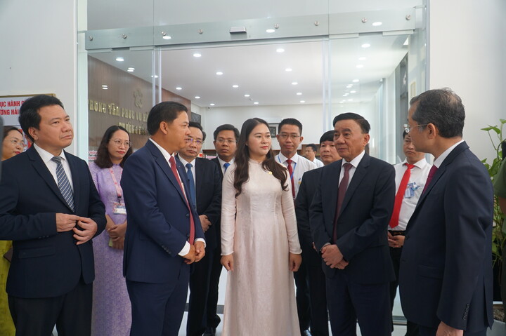 Thường trực Ban Bí thư Trần Cẩm Tú đề nghị lãnh đạo thành phố Đà Nẵng, lãnh đạo phường Hải Châu phải khẩn trương ổn định vận hành mô hình chính quyền 2 cấp để đảm bảo phục vụ người dân, Okvip tại về thông suốt, không gián đoạn. (Ảnh: Vũ Lê)