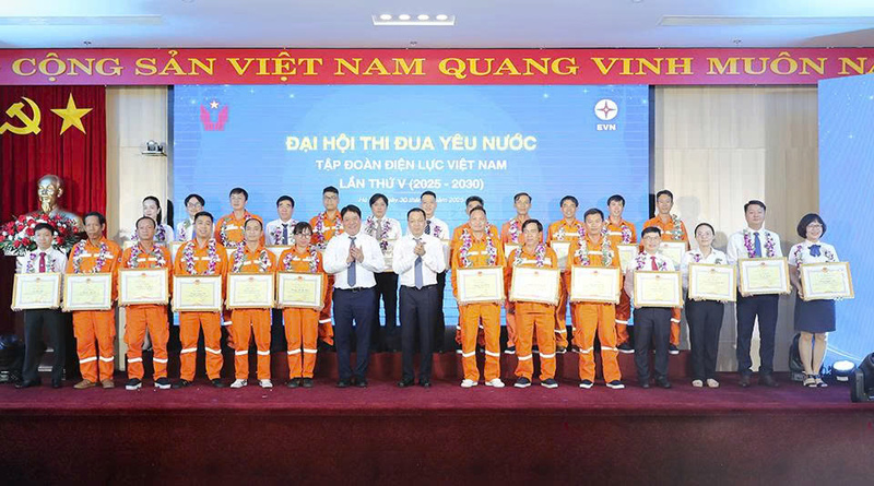 Chủ tịch và Tổng giám đốc EVN tặng hoa và bằng khen cho cá nhân xuất sắc