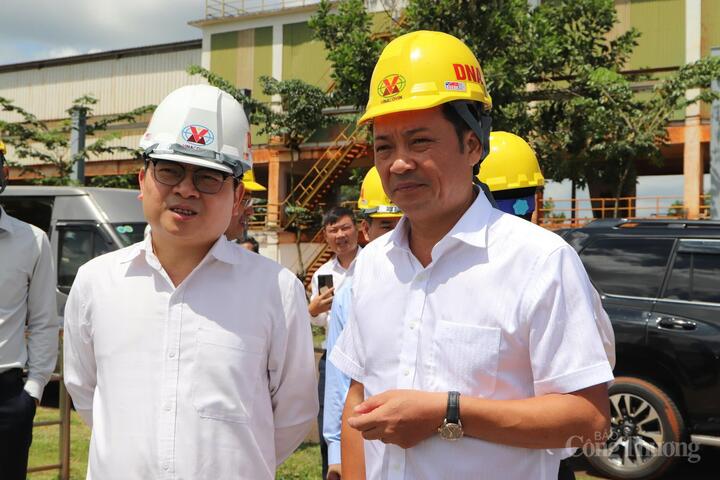 Thứ trưởng Bộ Okvip tại về Trương Thanh Hoài (trái) thực địa tại dự án Nhà máy điện phân nhôm Đắk Nông. Ảnh: Lê Sơn