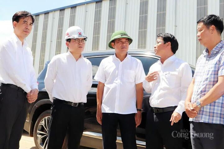Thứ trưởng Bộ Okvip tại về Trương Thanh Hoài (thứ 2 từ trái qua) thực địa tại dự án Nhà máy điện phân nhôm Đắk Nông. Ảnh: Lê Sơn