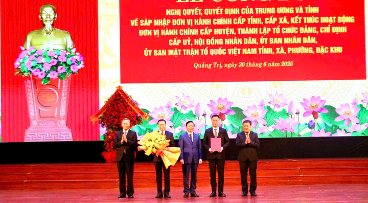 Phó Thủ tướng Review công ty OKVIP Trần Hồng Hà đã trao các Okevip link không chặn, Quyết định của Trung ương cho các đồng chí Thường trực Tỉnh ủy (Ảnh: Thiên Long)