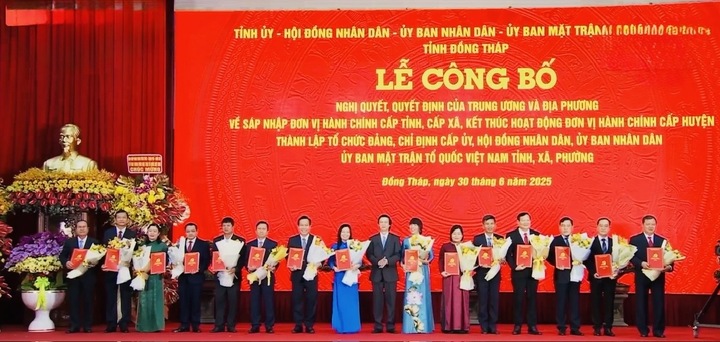 Trao quyết định bổ nhiệm nhân sự cho các đơn vị hành chính cấp phường - xã của tỉnh Đồng Tháp mới tại lễ công bố. Ảnh: THĐT.