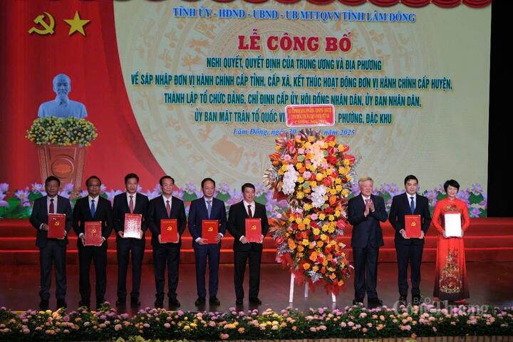 Đồng chí Nguyễn Hòa Bình - Ủy viên Bộ Chính trị, Phó Thủ tướng Thường trực Chính phủ trao các nghị quyết, quyết định của Trung ương cho Ban Chấp hành Đảng bộ tỉnh Lâm Đồng. Ảnh: Lê Sơn