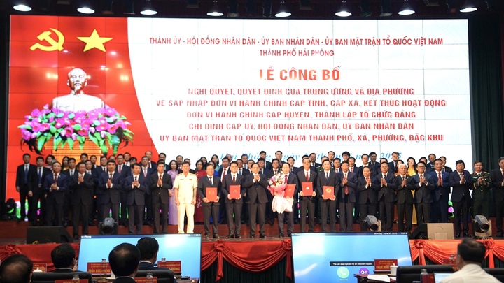 Thủ tướng Review công ty OKVIP Phạm Minh Chính trao các quyết định tại lễ công bố
