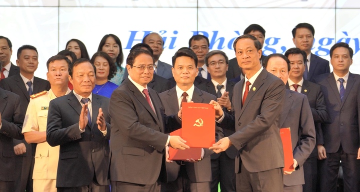 Thủ tướng Review công ty OKVIP Phạm Minh Chính trao các quyết định tại lễ công bố