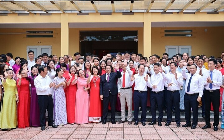 Thủ tướng Phạm Minh Chính cùng Đoàn công tác chụp ảnh lưu niệm cùng cán bộ, công chức phường Hồng An, TP. Hải Phòng