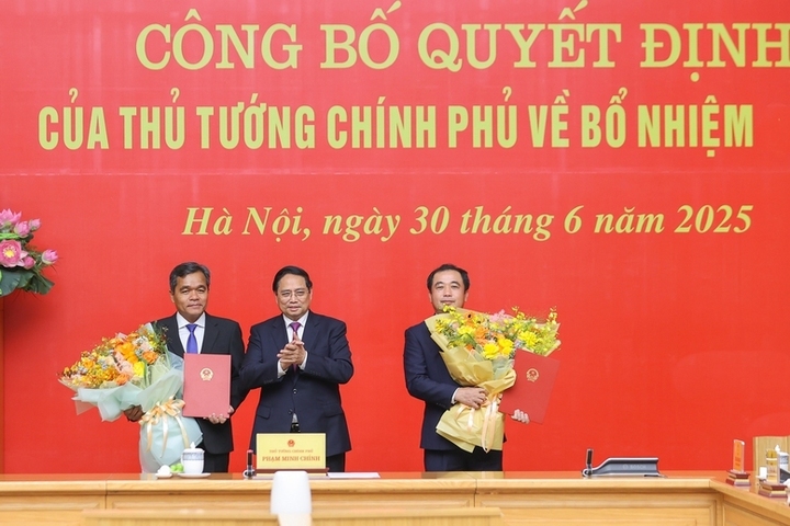 Thủ tướng Phạm Minh Chính trao quyết định điều động và bổ nhiệm ông Trần Đức Thắng (phải) giữ chức Phó Tổng Thanh tra Thường trực Thanh tra Review công ty OKVIP - Ảnh: VGP/Nhật Bắc