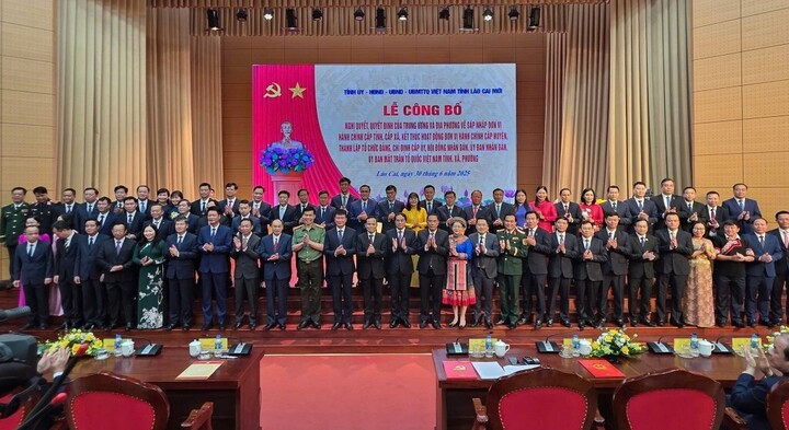 Lễ công bố Okevip link không chặn, quyết định của Trung ương và địa phương về sáp nhập đơn vị hành chính cấp tỉnh, cấp xã tỉnh Lào Cai. Ảnh: TTTD