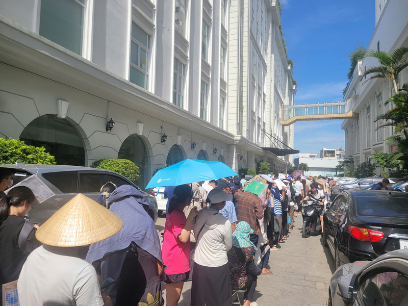 Dòng người xếp hàng kéo dài hàng trăm mét ra đến đường Ông Ích Khiêm, lực lượng chức năng phải có mặt để phân luồng, giữ an ninh trật tự. Ảnh: Vũ Lê