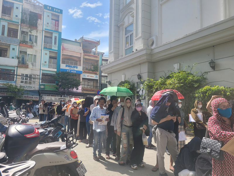 "Rồng rắn" xếp hàng đợi nộp hồ sơ mua nhà ở xã hội. Ảnh: Vũ Lê