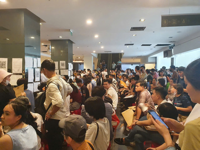 Đến khoảng 9h sáng ngày 30/6, chủ đầu tư mở cửa nhận tiếp nhận hồ sơ trở lại. Ảnh: Vũ Lê