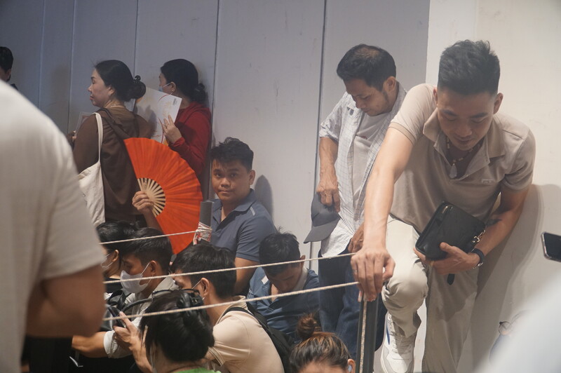 Ông Trần Ngọc Anh (quận Ngũ Hành Sơn) cho biết, ông đã xếp hàng tại khu vực sảnh chờ phát số nộp hồ sơ từ tối 29/6, nhưng đến sáng 30/6, số người quá đông, không biết đến khi nào đến lượt nộp hồ sơ. Ảnh: Vũ Lê