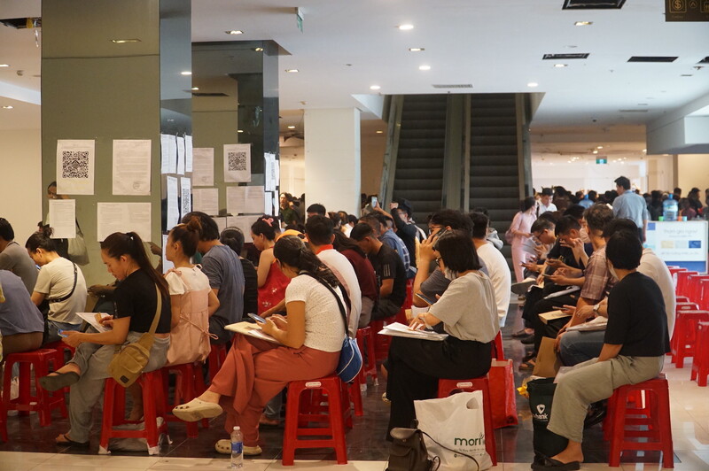 7h30 sáng 30/6, nhân viên Công ty CP Đức Mạnh thông báo phát số để người dân nộp hồ sơ. Ảnh: Vũ Lê