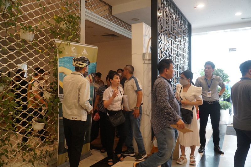 Nhiều người chưa nộp được hồ sơ phải ra về để ngày khác quay lại. Ảnh: Vũ Lê