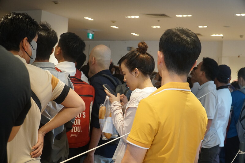 Nhiều người dân mang theo đồ ăn, nước uống, thậm chí cả chiếu để ngủ qua đêm tại sảnh chờ. Ảnh: Vũ Lê