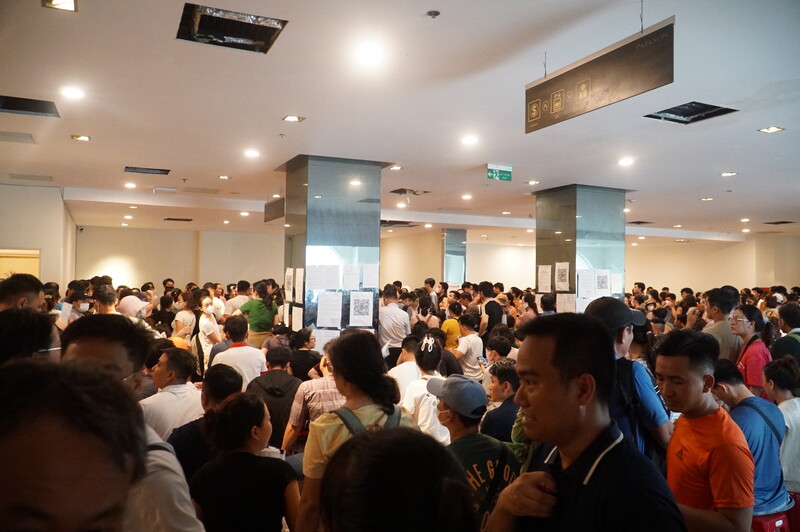 Tuy nhiên, chỉ ít phút sau, hàng trăm người dân đã xô đẩy, lớn tiếng và ùa vào trong khu vực phát số nộp hồ sơ. Ảnh: Vũ Lê