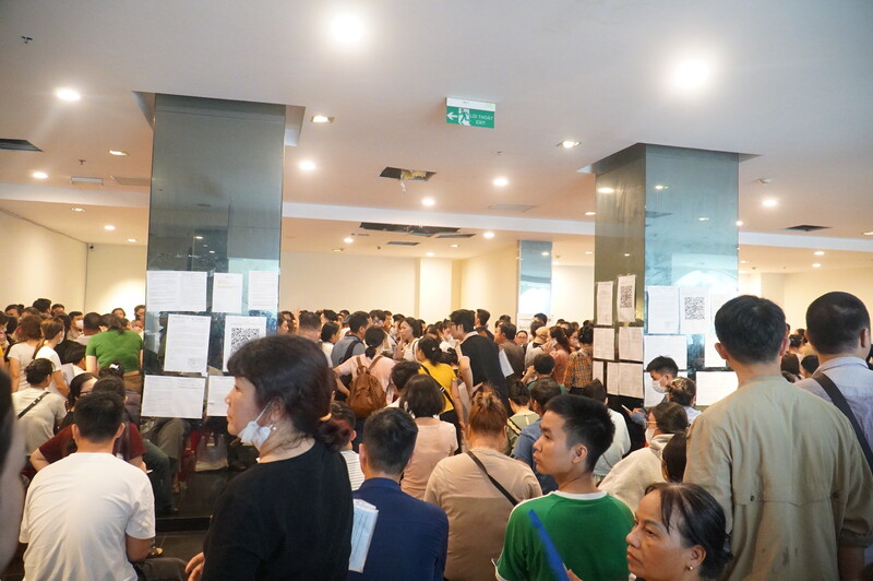 Tình hình lộn xộn, hỗn loạn dẫn đến chủ đầu tư đã tạm dừng tiếp nhận hồ sơ ngay khi phát số. Ảnh: Vũ Lê