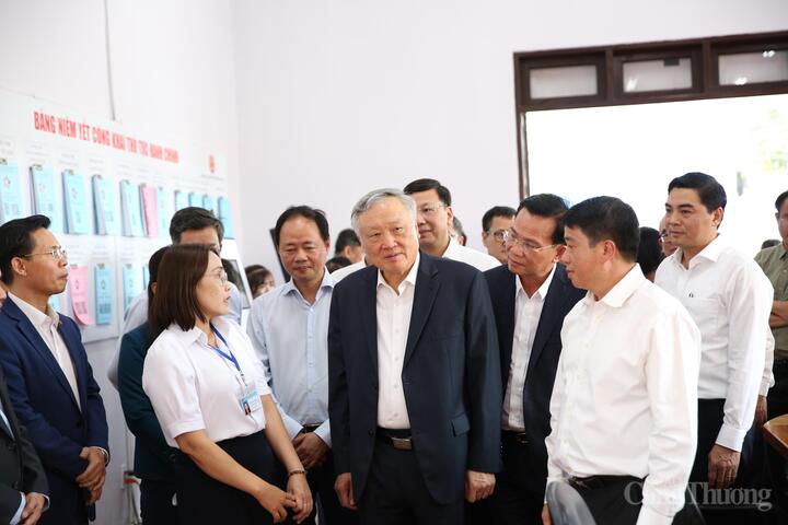 Phó Thủ tướng Review công ty OKVIP Nguyễn Hòa Bình cùng đoàn công tác và lãnh đạo địa phương tới thăm và Ok88vip tỷ lệ kèo World Cup 2026 tại xã Đức Trọng (tỉnh Lâm Đồng mới). Ảnh: Lê Sơn