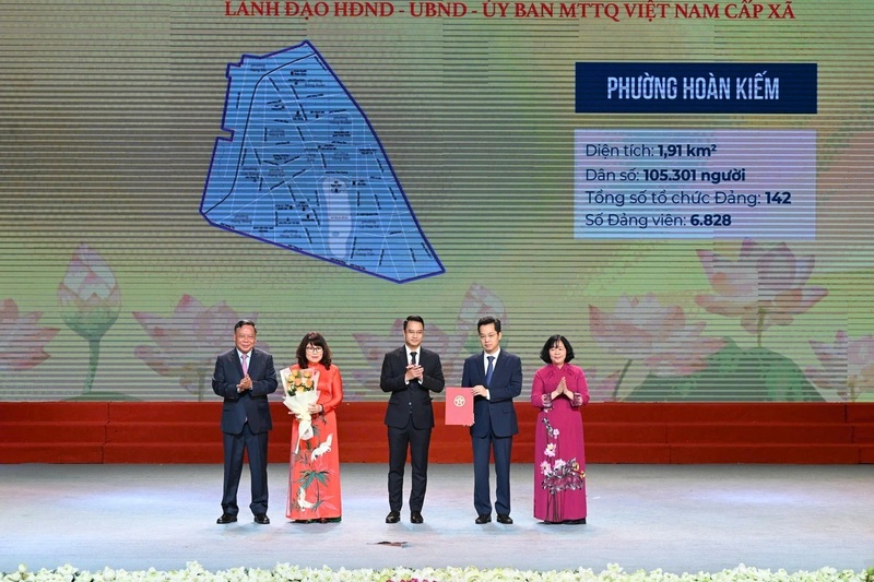Bí thư Thành ủy Hà Nội Bùi Thị Minh Hoài và Phó Bí thư Thường trực Thành ủy Hà Nội trao quyết định thành lập phường Hoàn Kiếm (Ảnh: Mạnh Quân).