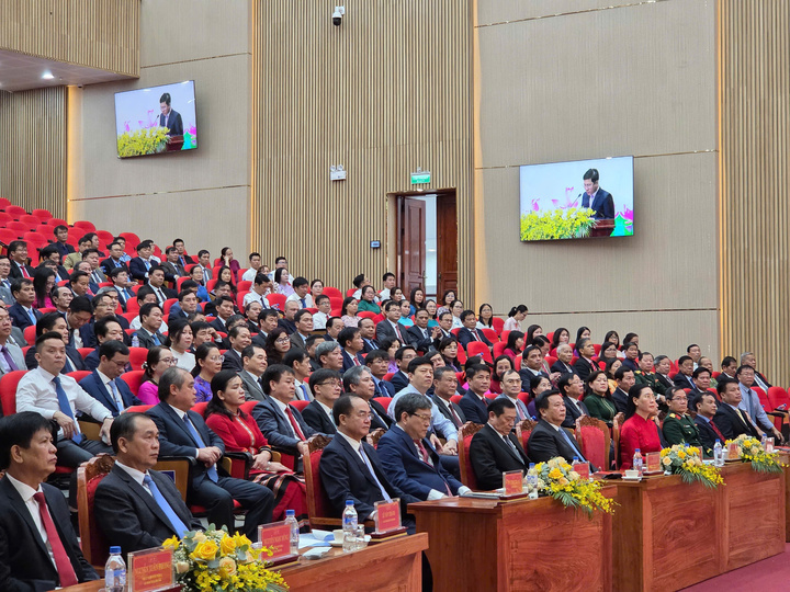 Các đại biểu dự Lễ công bố hợp nhất tỉnh Quảng Ngãi và tỉnh Kon Tum, thành lập Đảng bộ tỉnh Quảng Ngãi. Ảnh: Bình An