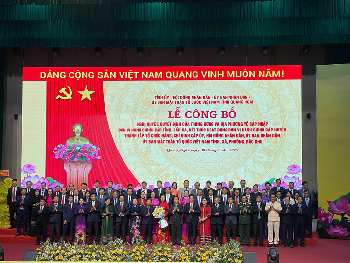 Ra mắt Ban Chấp hành Đảng bộ tỉnh Quảng Ngãi (mới). Ảnh: Bình An