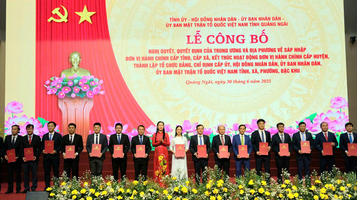 Tỉnh ủy Quảng Ngãi trao các quyết định thành lập Đảng bộ cấp xã, phường, đặc khu. Ảnh: Bình An